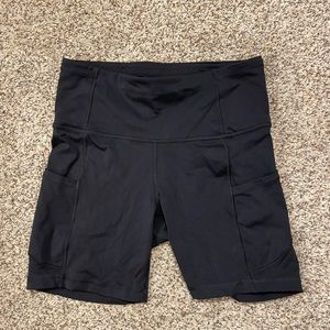 Lululemon black biker shorts size 6 with pockets